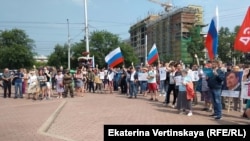 Участники пикета против повышения пенсионного возраста в Иркутске