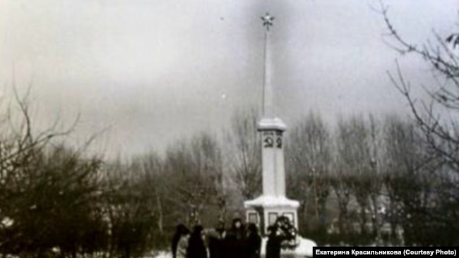 Памятник у братской могилы жертв восстания против Колчака в Томске