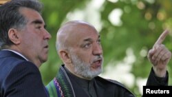 Президент Таджикистана Эмомали Рахмон (слева) и президент Афганистана Хамид Карзай. 