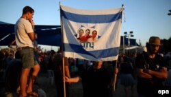 تصویر سه نوجوان ربوده‌شده بر پرچم اسرائیل