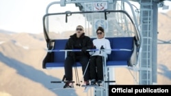 Ադրբեջանի նախագահ Իլհամ Աիեւը եւ նրա տիկինը հանգստյան նոր համալիրի բացման արարողությանը, Գուսար, դեկտեմբեր, 2012թ.