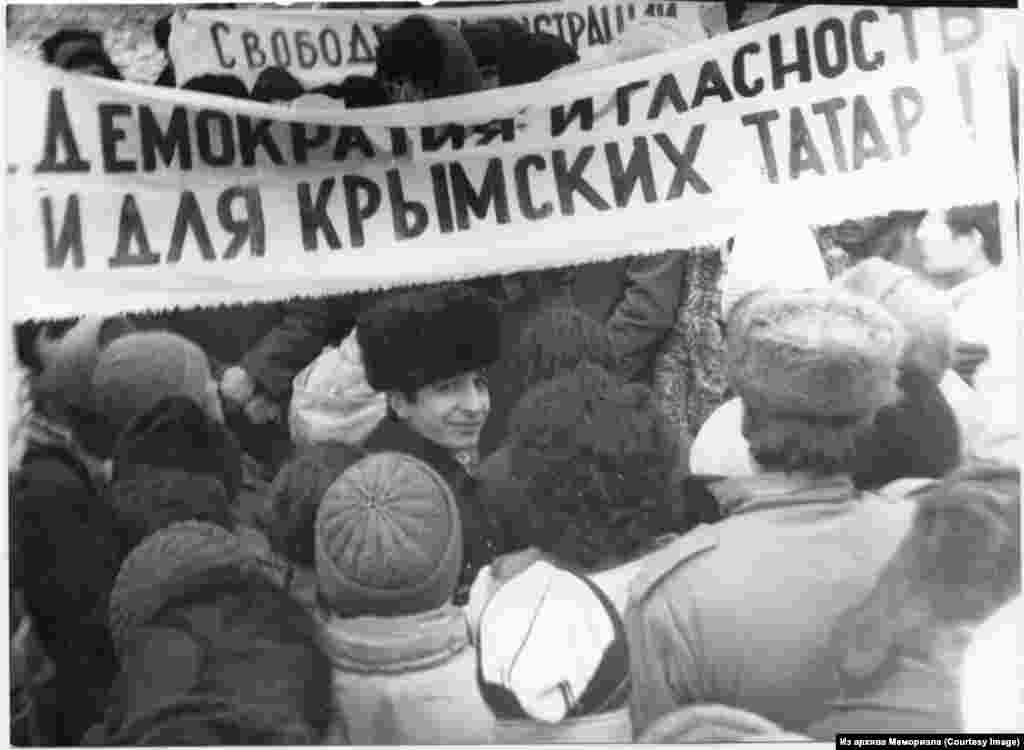 Митинг крымских татар в городе Бекобаде Ташкентской области. 14 февраля 1988 года. 