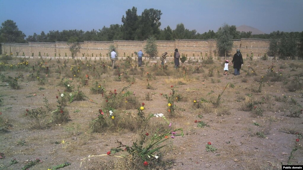 نمایی از قبور بهاییان در گورستان خاوران