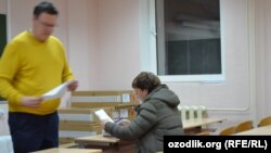 Чет элдик мигрант орус тилинен тест тапшырууда