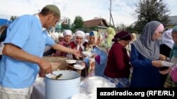 Җәмигъ мәчетендә ир-атларны һәм хатын-кызларны пылау белән аерым урыннарда сыйладылар