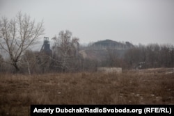 Непрацююча шахта «Родіна» між позиціями ЗСУ та російських гібридних сил. Через неї вода з окупованих копалень перейшла у шахту «Золоте» на підконтрольній території