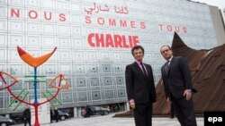 Президент Франции Франсуа Олланд перед зданием Института арабского мира в Париже. 15 января 2015 года.
