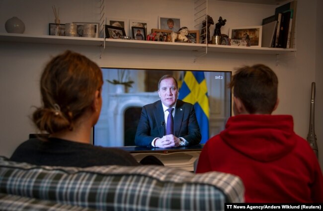 Qytetarët në Suedi duke ndjekur fjalimin drejtuar kombit të kryeministrit Lofven.