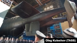 Атомная подводная лодка специального назначения проекта 09852 «Белгород», которая является первым носителем аппаратов «Посейдон», во время церемонии спуска на воду на территории АО «ПО «Севмаш». Россия, Северодвинск, 2019 год