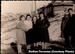 Любов (друга ліворуч) на засланні у Магадані, 1956 рік. Фото: приватний архів Любові Погонюк, оцифровано ГО «Після тиші»