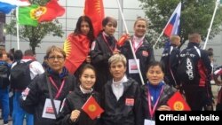 Кыргызстандын көчө футболу боюнча кыз-келиндер командасынын оюнчулары 