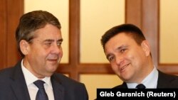 Pavlo Klimkin (sağda) və Sigmar Gabriel 