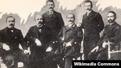 Cəlil Məmmədquluzadə bir qrup Azərbaycan ziyalısı ilə birgə.