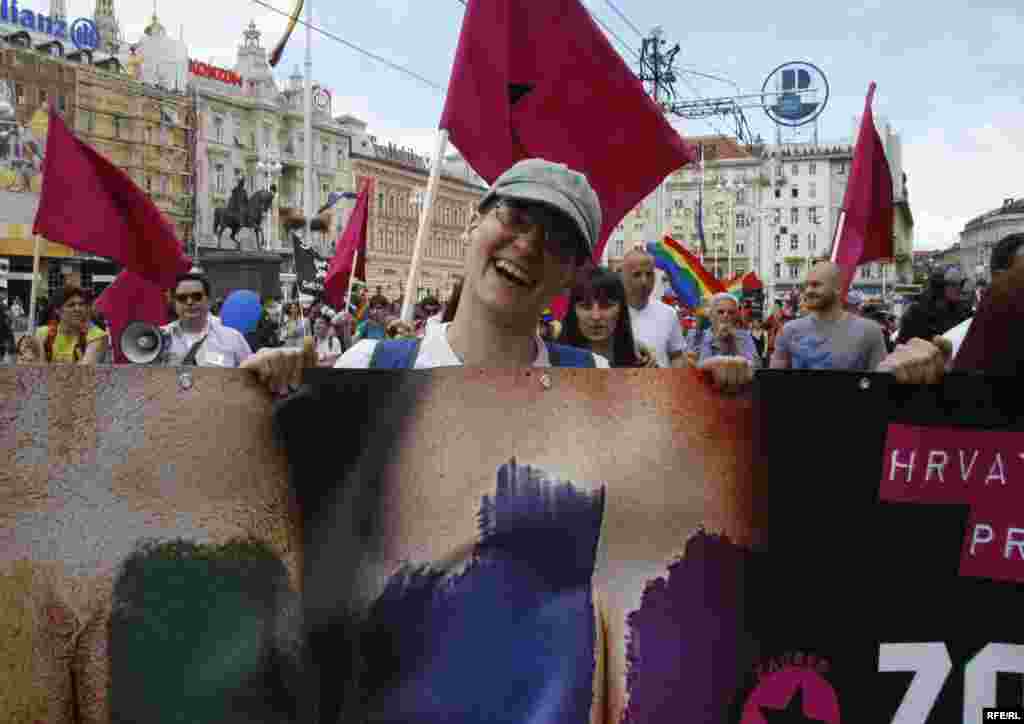 Parada ponosa u Zagrebu 19. jun 2010. , FOTO: ZOOMZG - Ovogodišnja manifestacija, koja je održana pod sloganom "Hrvatska to može progutati", okupila je oko 600 učesnika koji su došli da podrže pravo homoseksualaca na različitost. Povorku, koja je šetala ulicama Zagreba, obezbjeđivalo je oko 200 policajaca, 20-ak kombija i desetak automobila. Na Trgu bana Jelačića povorka se susrela sa predstavnicima Hrvatske čiste stranke prava, koji su organizovali kontraskup, ali nije došlo do fizičkih sukoba.