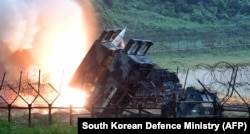 Американская реактивная система залпового огня M270 MLRS осуществляет пуск тактической ракеты ATACMS на полигоне в Южной Корее, июль 2017 года. Иллюстративное фото