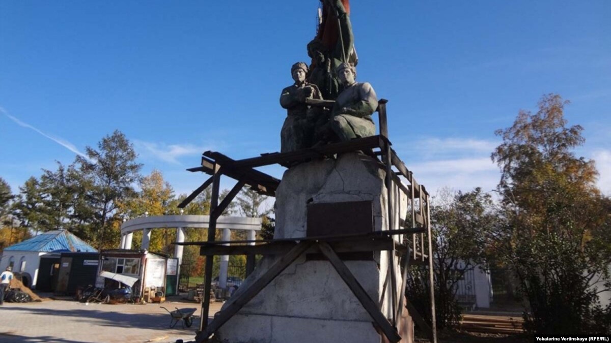 Мемориальный комплекс с крестом Площадь Революции Мемориальный комплекс с арками и колонной Лесосибирск
