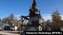 Памятник "Борцам революции" в Иркутске в строительных лесах 