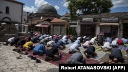 În ultima vineri a Ramadanului, în fața moscheii Murat Pasha din Skopje, Macedonia, 22 mai 2020