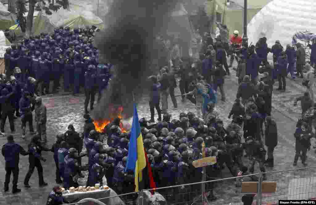 УКРАИНА - Полицијата и демонстрантите се судрија во близина на украинскиот Парламент, кој требаше да го разгледува законот за т.н. реинтеграција на регионите под контрола на сепаратистите поддржани од Русија. Демонстрантите бараат брзо усвојување на законот за т.н. реинтеграција во кој ќе биде наведено дека Русија, која ги поддржува сепаратистите кои од 2014 година контролираат делови од Доњецк и Луганск, е агресор.
