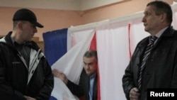Російський глава Криму Сергій Аксенов виходить з кабінки для голосування, Сімферополь, 16 березня 2014 року