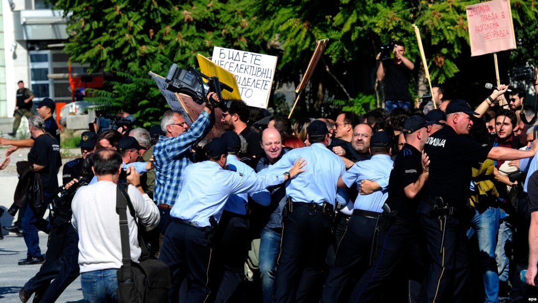 Obračun policije s novinarima na skupu podrške Kežarovskom