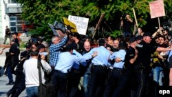 Obračun policije s novinarima na skupu podrške Kežarovskom, oktobar 2013.