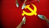 Drapelul partidului comunist al Chinei, la o fabrică din Beijing care produce 30.000 de steaguri pe lună. (Foto: REUTERS/David Gray)