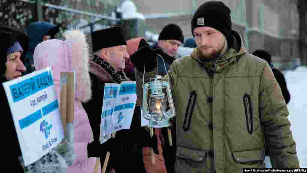 Перед ними ходили умовні адвокати та активісти зі світильниками