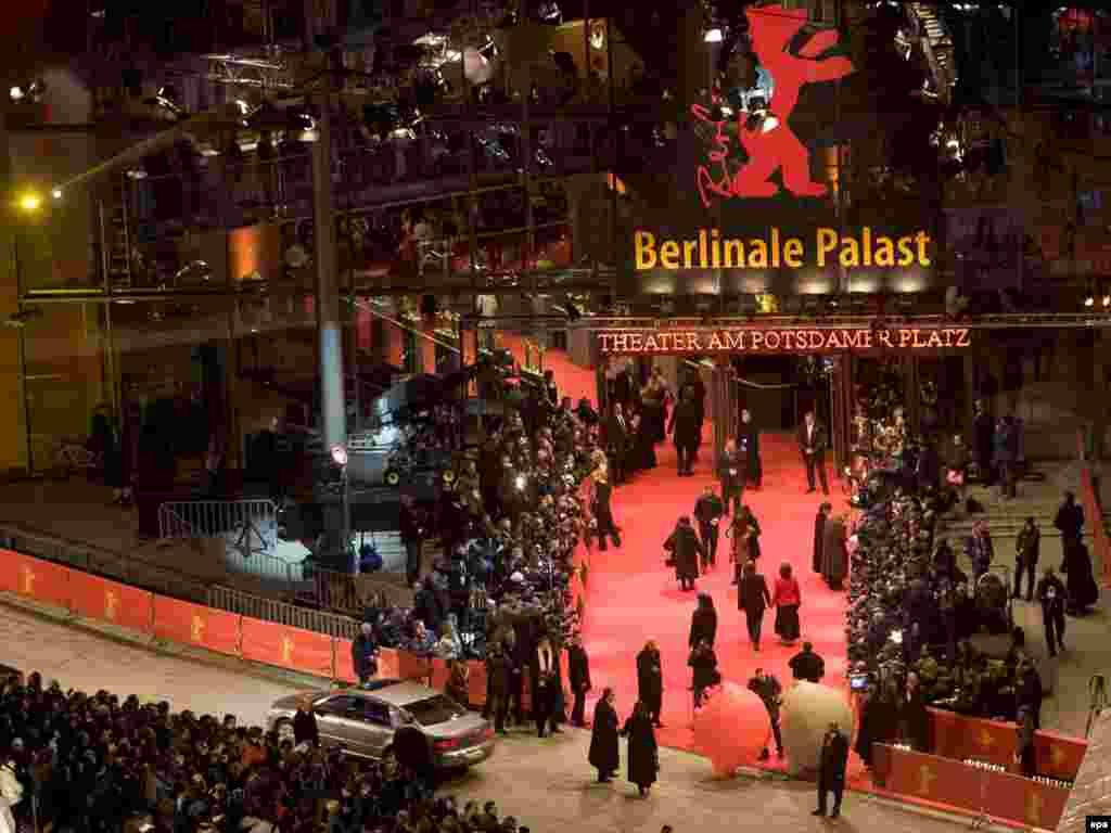 Njemačka -- Berlin, 59.Medjunarodni filmski festival Berlinale - Projekcijom filma ¨International¨njemačkog reditelja Toma Tykwera, počeo je 59.Medjunarodni filmski festival Berlinale. Za jednu od nagrada konkuriše 18 filmova; Zlatni medvjed za najbolji film i Srebrni medvjed za kategoriju najbolje režije, glavne muške i ženske uloge, umjetnički dojam, scenario, te posebna nagrada žirija. Ceremonija dodjela nagrada održaće se 14.02.