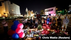На месте расстрела посетителей концерта в Лас-Вегасе. 4 октября 2017 года.