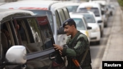 Поліцейський перевіряє автомобіль на пропускному пункті на дорозі, що веде до міжнародного аеропорту Сани, 6 серпня 2013 року