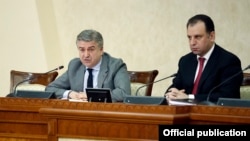 Armenia - Prime Minister Karen Karapetian (L) speaks at a meeting with Defense Minister Vigen Sargsian (R) and other top military officials in Yerevan, 19 March 2018.