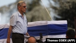 Amos Oz la funeraliile premierului Shimon Peres la Cimitirul Național de pe Muntele Herzl, 30 septembrie 2016.