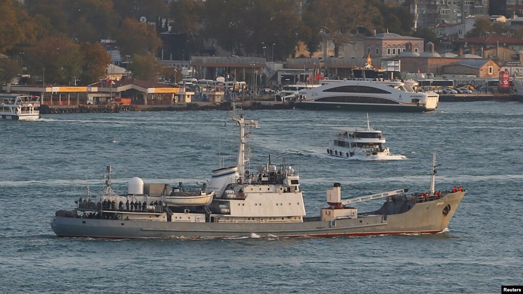 Российское разведывательное судно "Лиман" проходит через Босфор