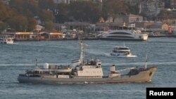 Российское разведывательное судно "Лиман" проходит через Босфор