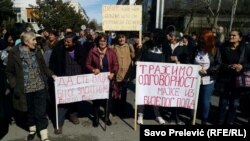 Ženama koje protestuju zbog smanjenja doživotnih naknada za majke sa troje i više djece Marković preporučio da idu kući