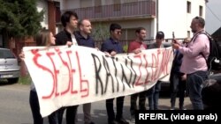Хртковци: Членови на опозициската Либерално-демократска партија држат транспарент „Шешељ воен злосторник.“ 06.05.2018