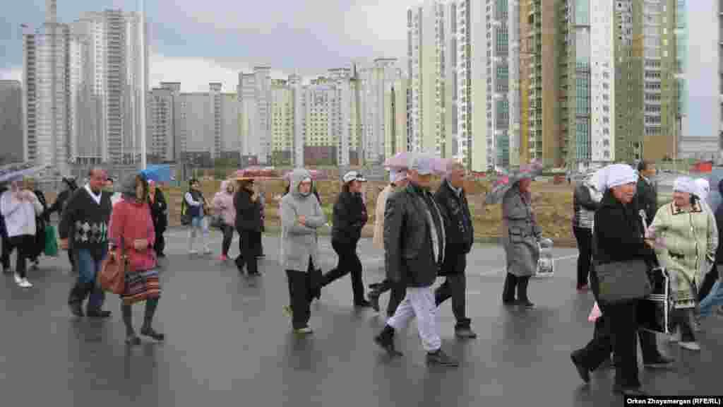 Активисты движения &laquo;ипотечников&raquo; идут по улице столицы Казахстана к месту намечаемой акции протеста. Астана, 22 мая 2013 года.