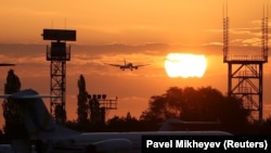 Самолет заходит на посадку в аэропорту Алматы. Иллюстративное фото.