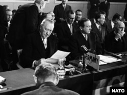 Republica Federală Germania devine membră a NATO. Cancelarul Konrad Adenauer își ia locul la masa Consiliului, 6 mai 1965.