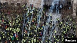 Policia përdor gaz lotjsjellës për të shpërndarë protestuesit në Paris. 8 dhjetor, 2018.