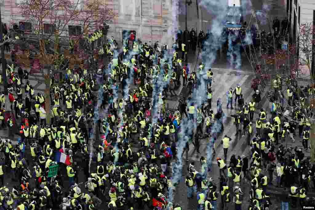 بنا بر آمار ۱۴۰۰ نفر از آغاز اعتراضات تا کنون زخمی شده&zwnj;اند. (تصویر از تظاهرات اول دسامبر در پاریس)&nbsp;