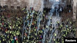 Елисей алаңы маңында "сары жилетті" наразыларға полиция газ шашты. Париж, 8 желтоқсан 2018 жыл.