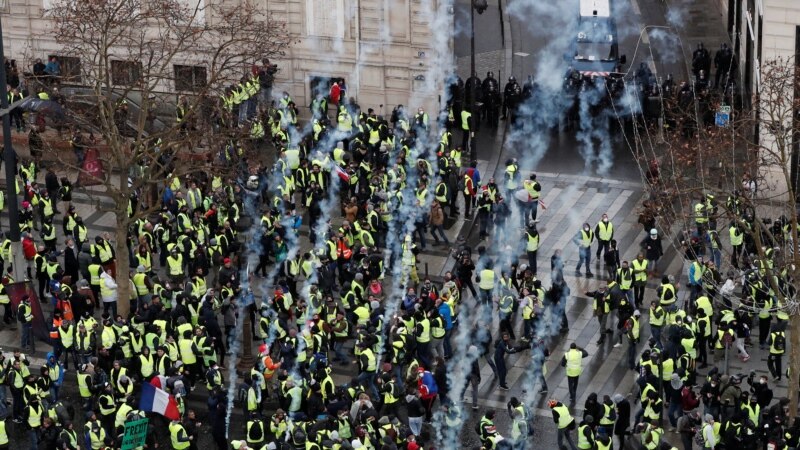 Парижда каршылык чарасында катнашучылар белән полиция арасында бәрелешләр башланды
