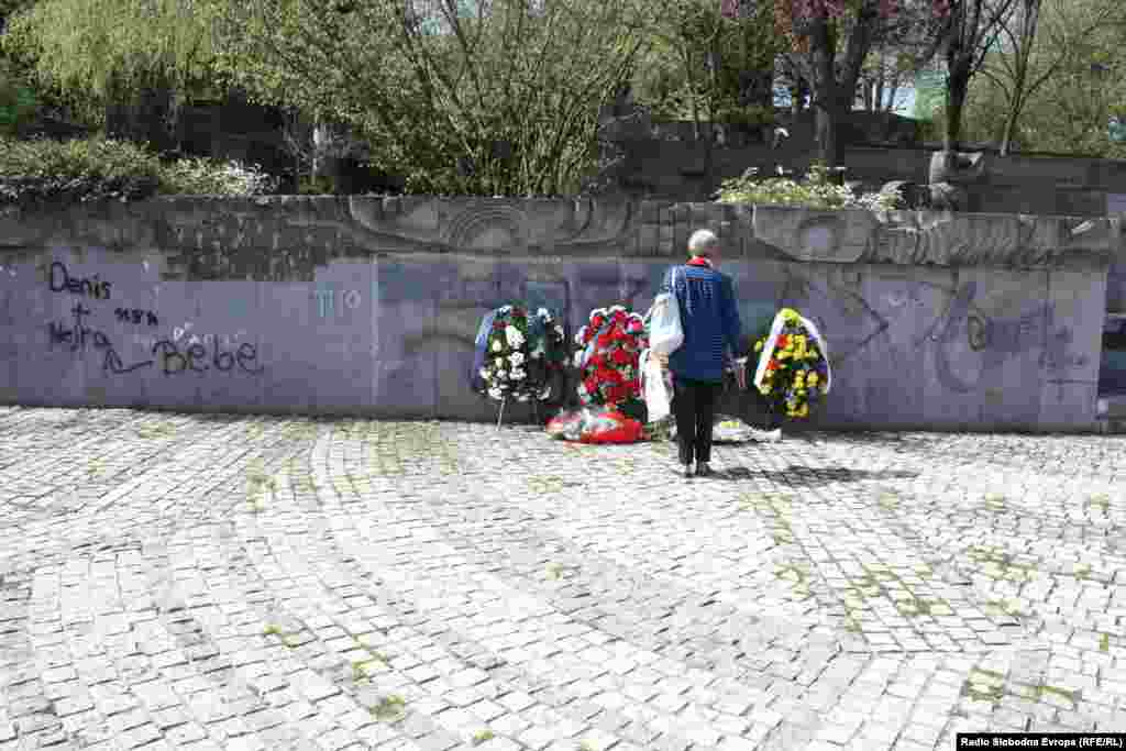 Građani polažu cvijeće na Spomen-park Vraca.