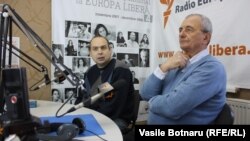 Cornel Ciurea (stânga) şi Arcadie Barbăroşie, în studioul Europei Libere