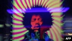 Un poster cu Jimi Hendrix la clubul Marquee din Londra.