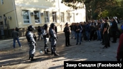 Около здания суда в Симферополе, где 12 октября решался вопрос о задержанных в Бахчисарае