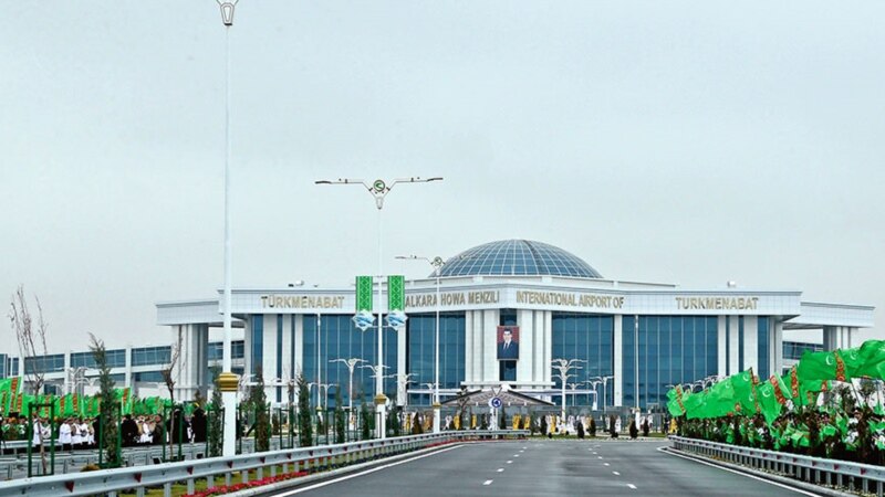 Diňle: Türkmen aeroportlaryndaky durgunlygyň arasynda, resmiler raýat awiasiýasynyň ösdürilýändigini aýdýar
