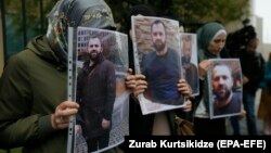 Чеченцы у немецкого посольства в Тбилиси с потретами Хангошвили, 10 сентября 2019 года
